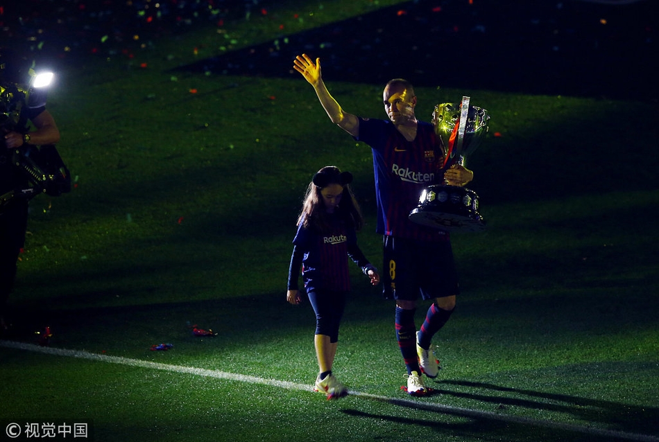 巴萨告别战伊涅斯塔深情泪别