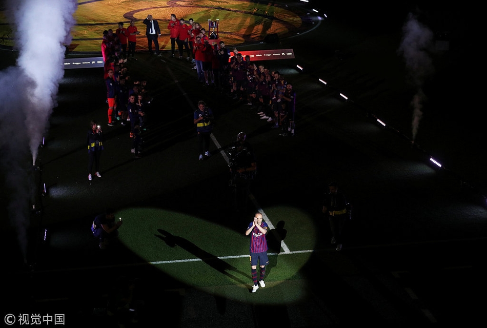 巴萨告别战伊涅斯塔深情泪别