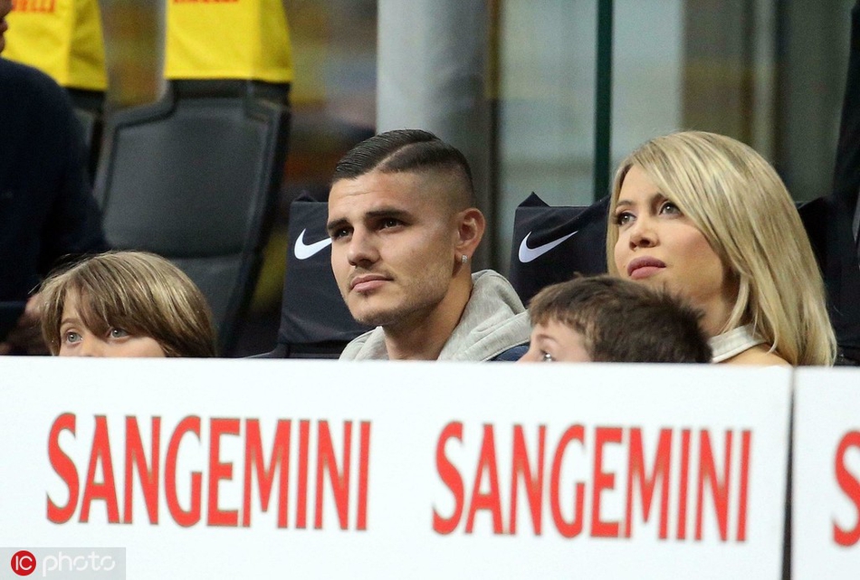 国米输球 伊卡尔迪携娇妻观战