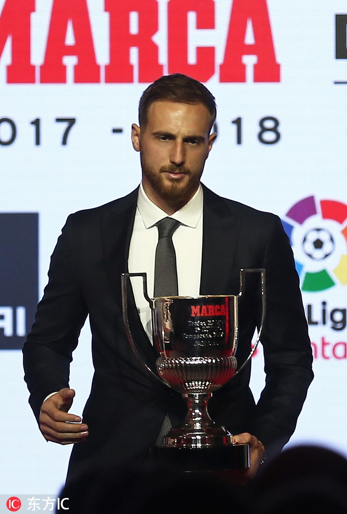 西甲颁奖礼 梅西领衔领取奖杯