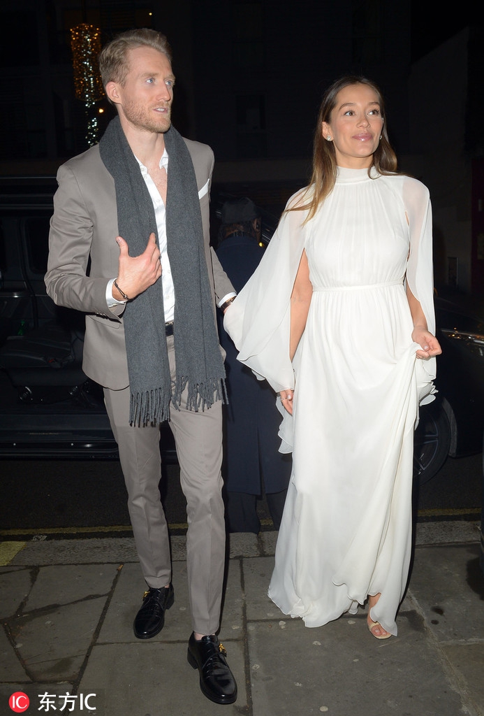 许尔勒携妻子亮相伦敦时装周