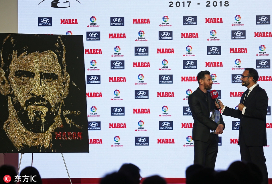 西甲颁奖礼 梅西领衔领取奖杯