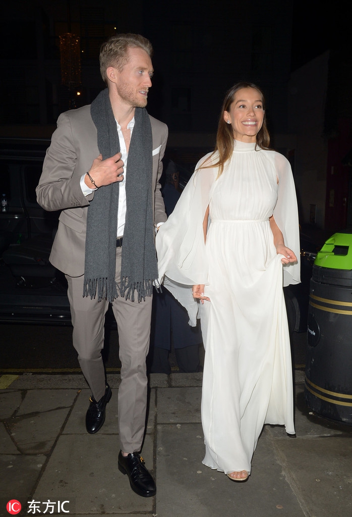 许尔勒携妻子亮相伦敦时装周