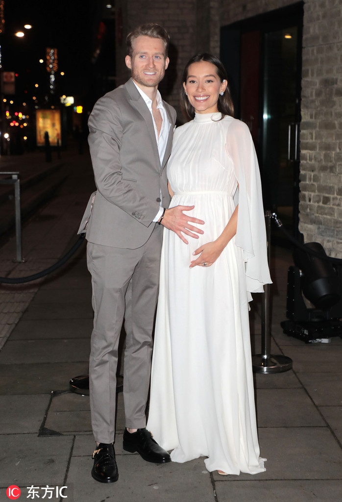 许尔勒携妻子亮相伦敦时装周