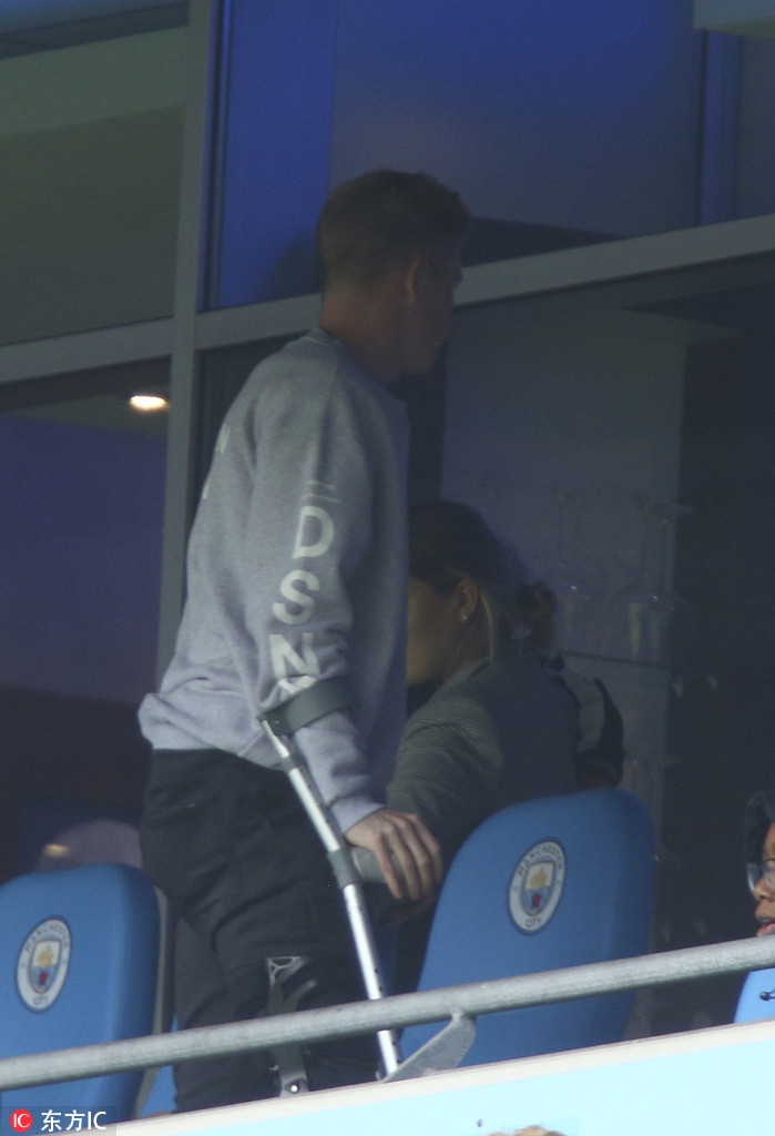 德布劳内伤腿搭上座椅吓坏队友