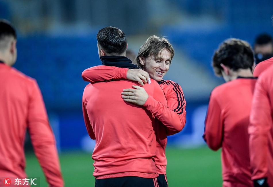 皇马训练 魔笛拉莫斯爱的抱抱