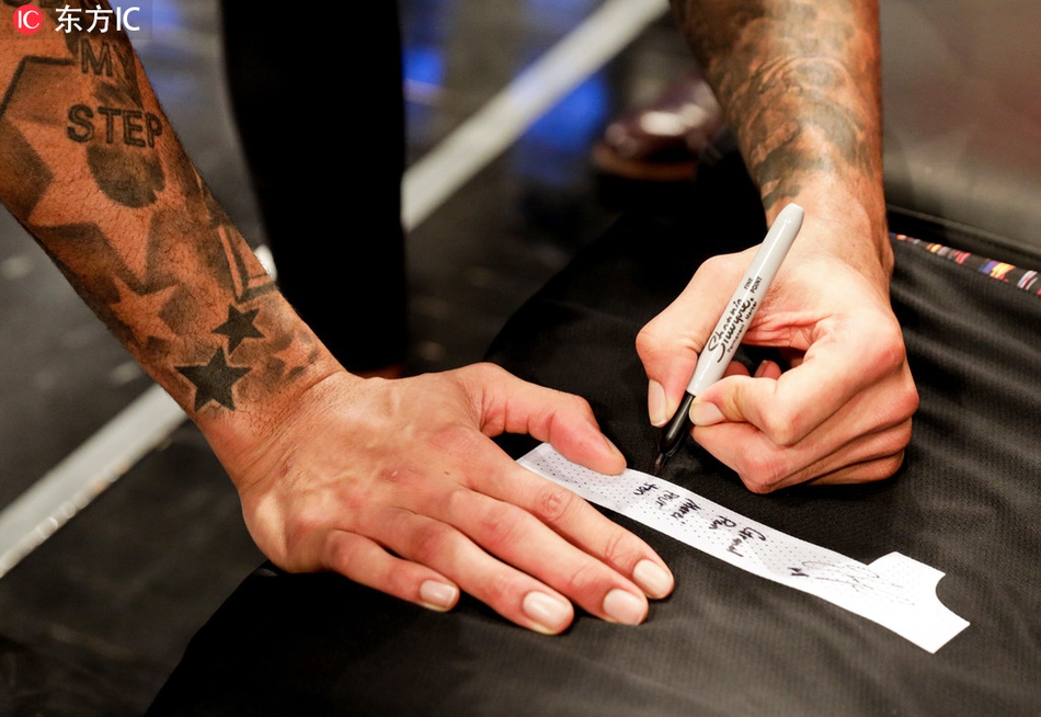 格列兹曼看NBA秀篮球技艺