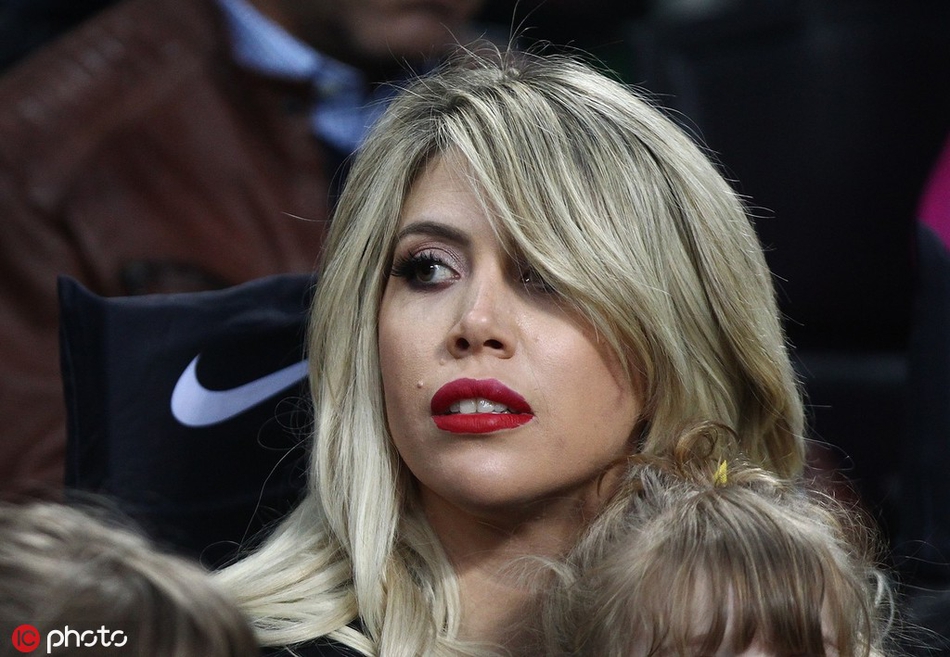 火辣红唇国米王牌娇妻抢镜