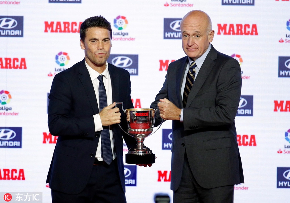 西甲颁奖礼 梅西领衔领取奖杯