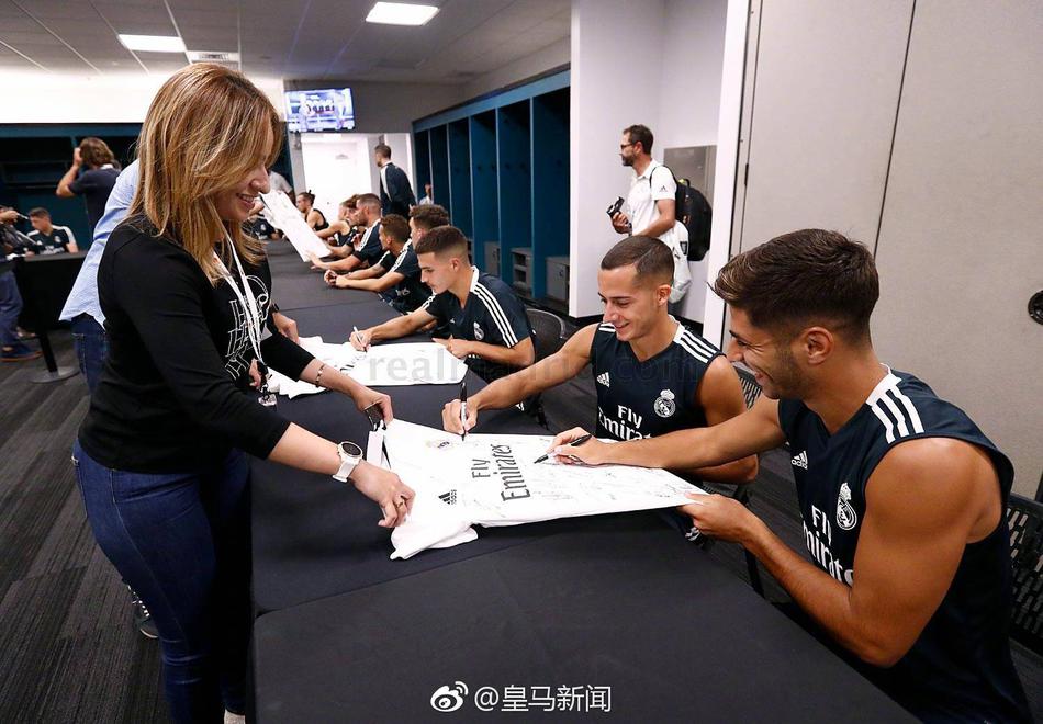 羡慕！皇马给球迷签名+合影