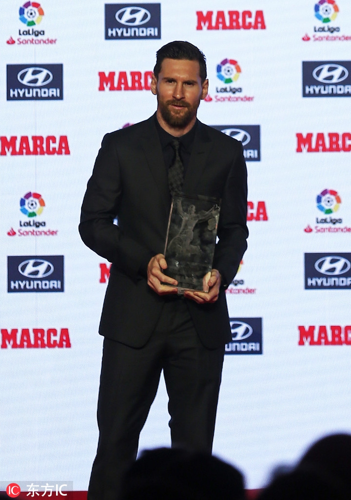 西甲颁奖礼 梅西领衔领取奖杯