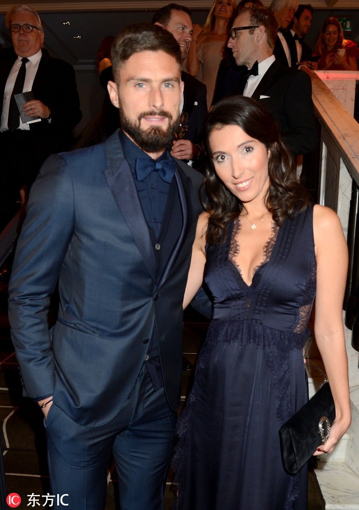 [花边社]吉鲁和爱妻亲密搂腰