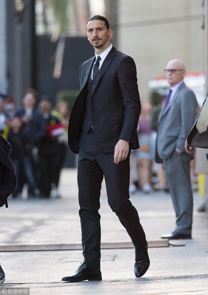 伊布霸气挥手西装加持气场强