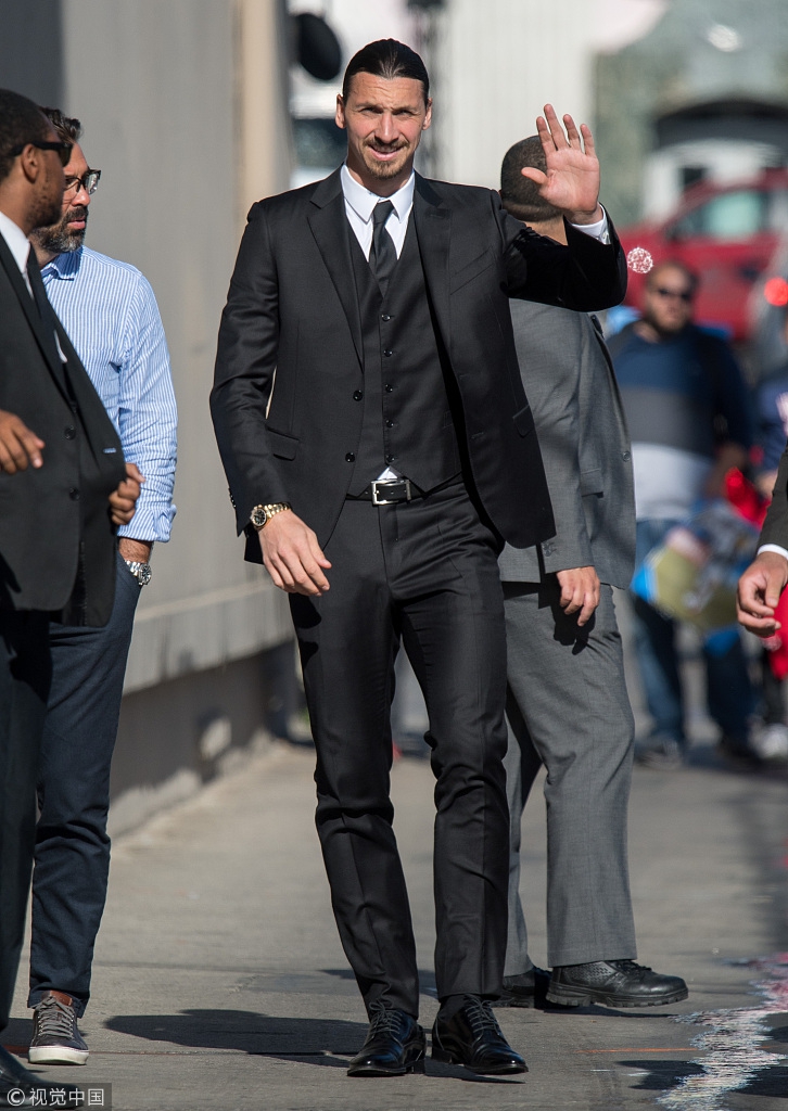 伊布霸气挥手西装加持气场强