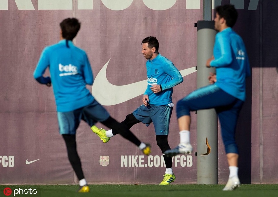 巴萨训练备战 梅西若有所思