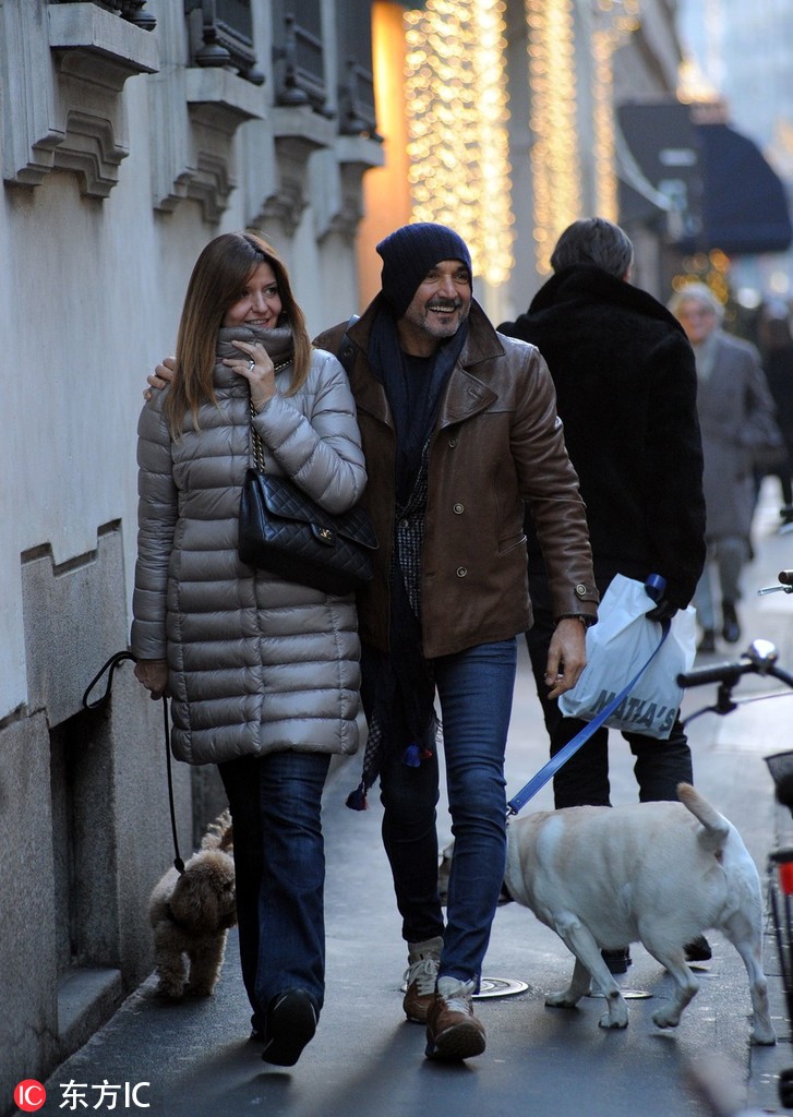 国米主帅斯帕莱蒂接女儿们放学