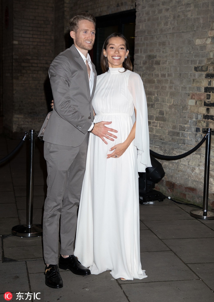 许尔勒携妻子亮相伦敦时装周