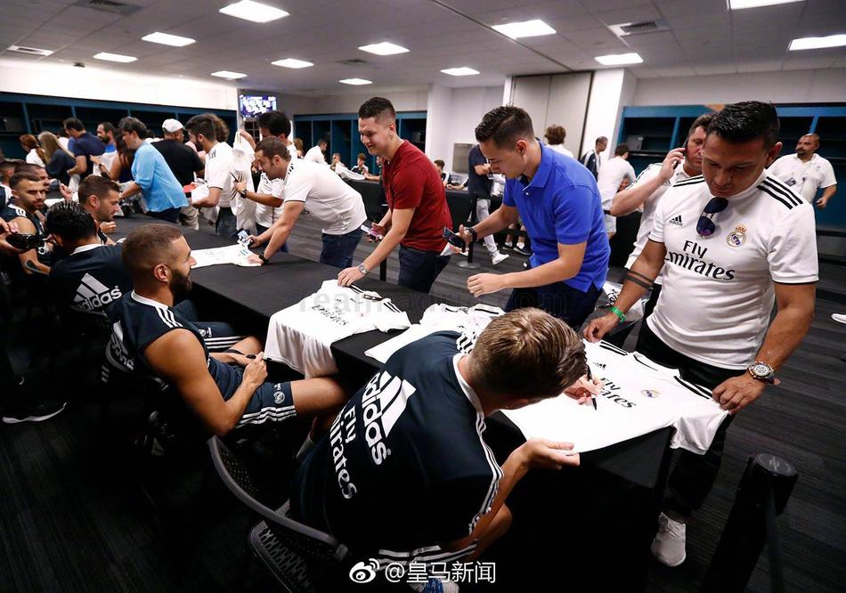 羡慕！皇马给球迷签名+合影