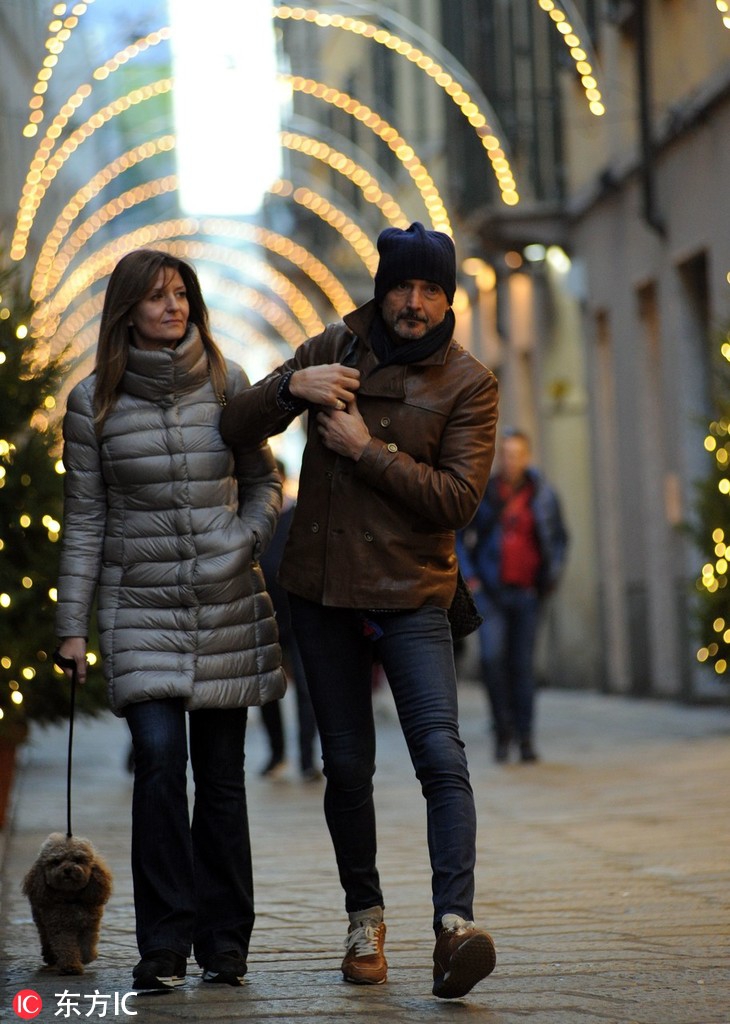 国米主帅斯帕莱蒂接女儿们放学