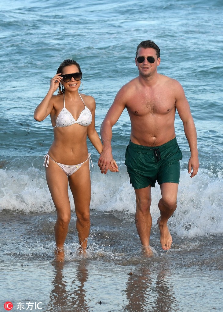 范德法特前妻与新欢水中热吻