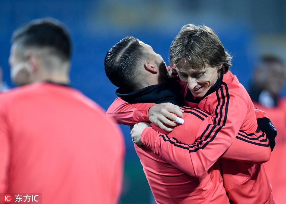 皇马训练 魔笛拉莫斯爱的抱抱