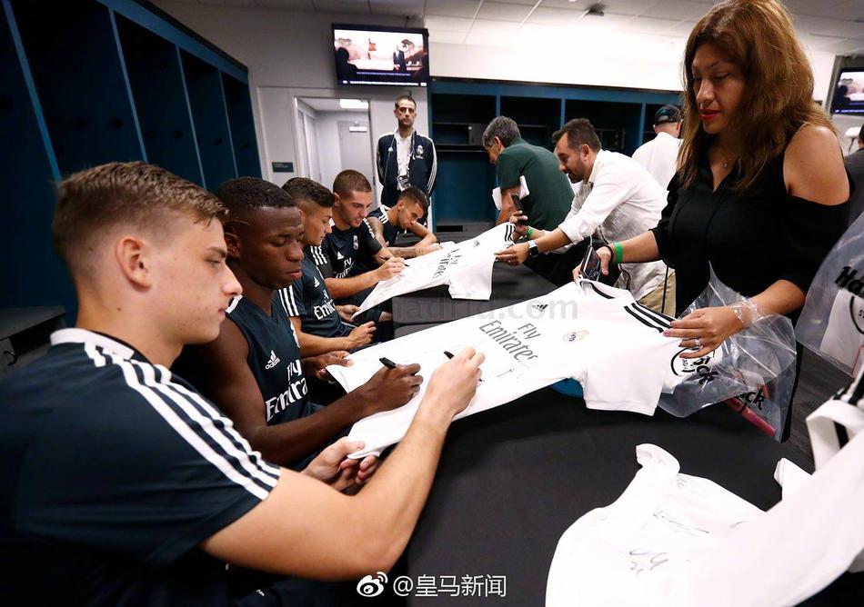 羡慕！皇马给球迷签名+合影