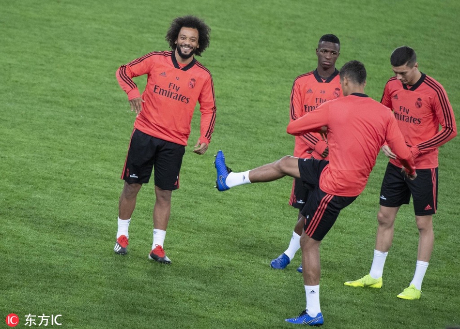 皇马训练 贝尔伊斯科真亲密