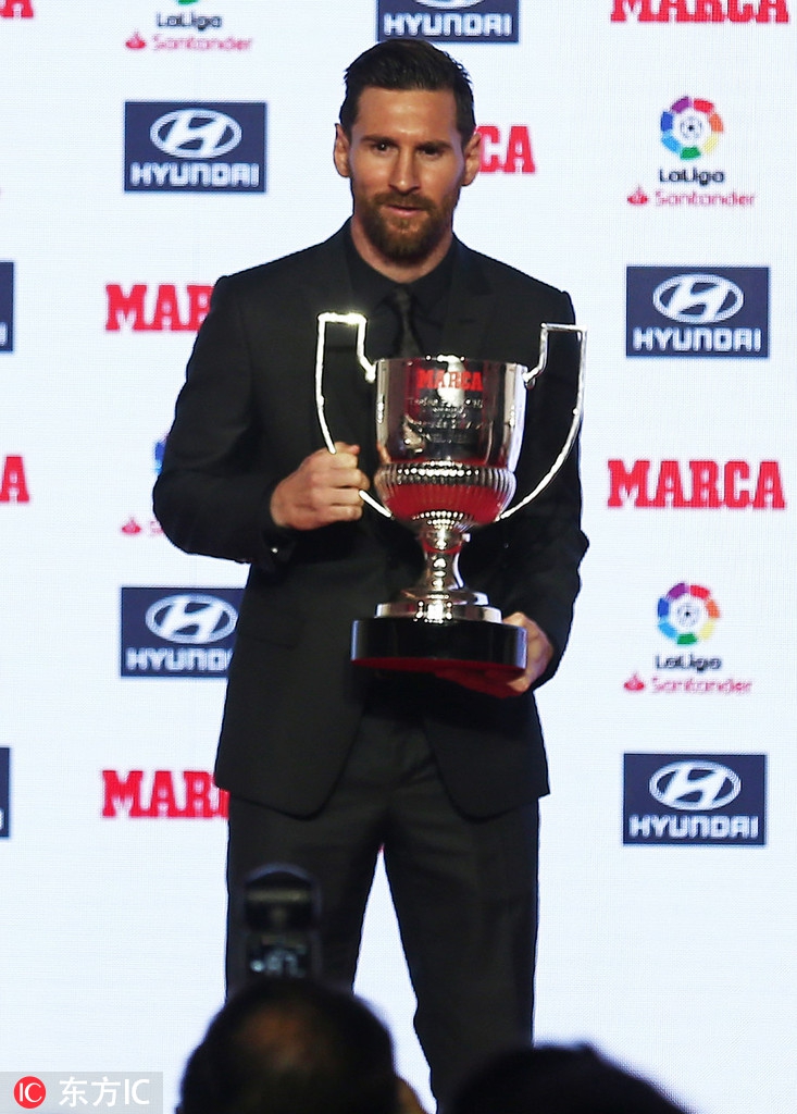 西甲颁奖礼 梅西领衔领取奖杯