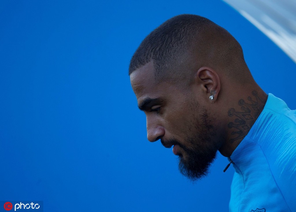 巴萨训练备战 梅西若有所思