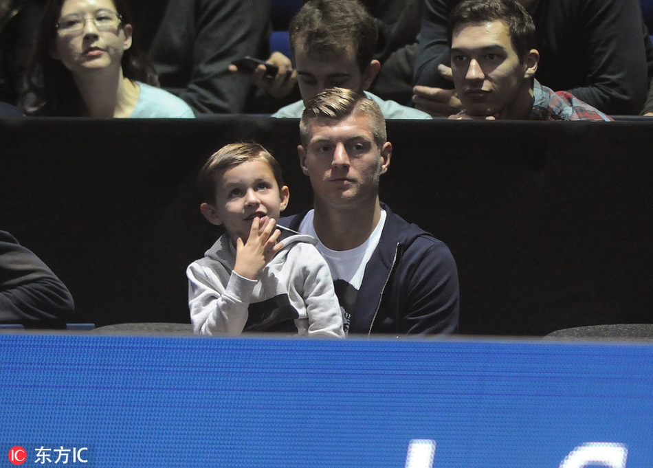 皇马大将抱爱子父爱满满