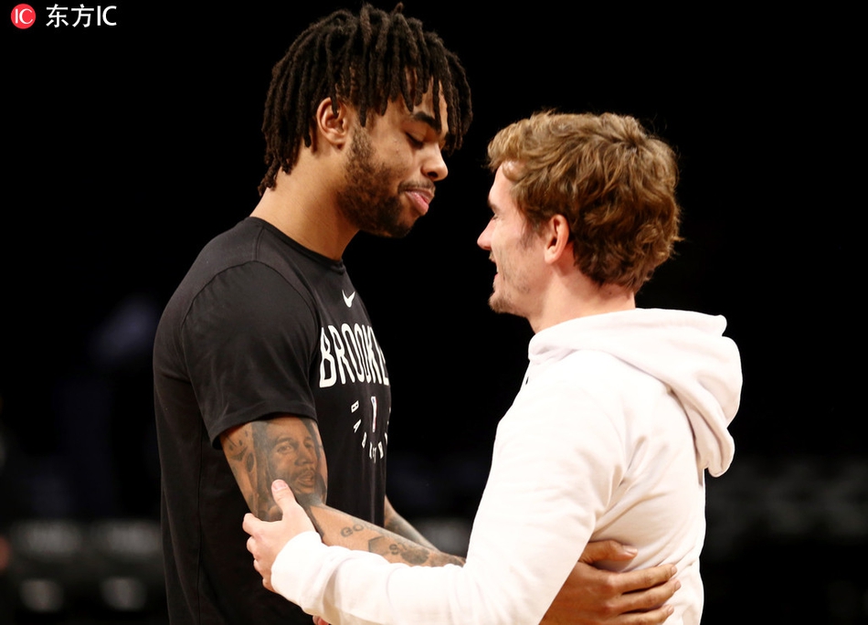 格列兹曼看NBA秀篮球技艺