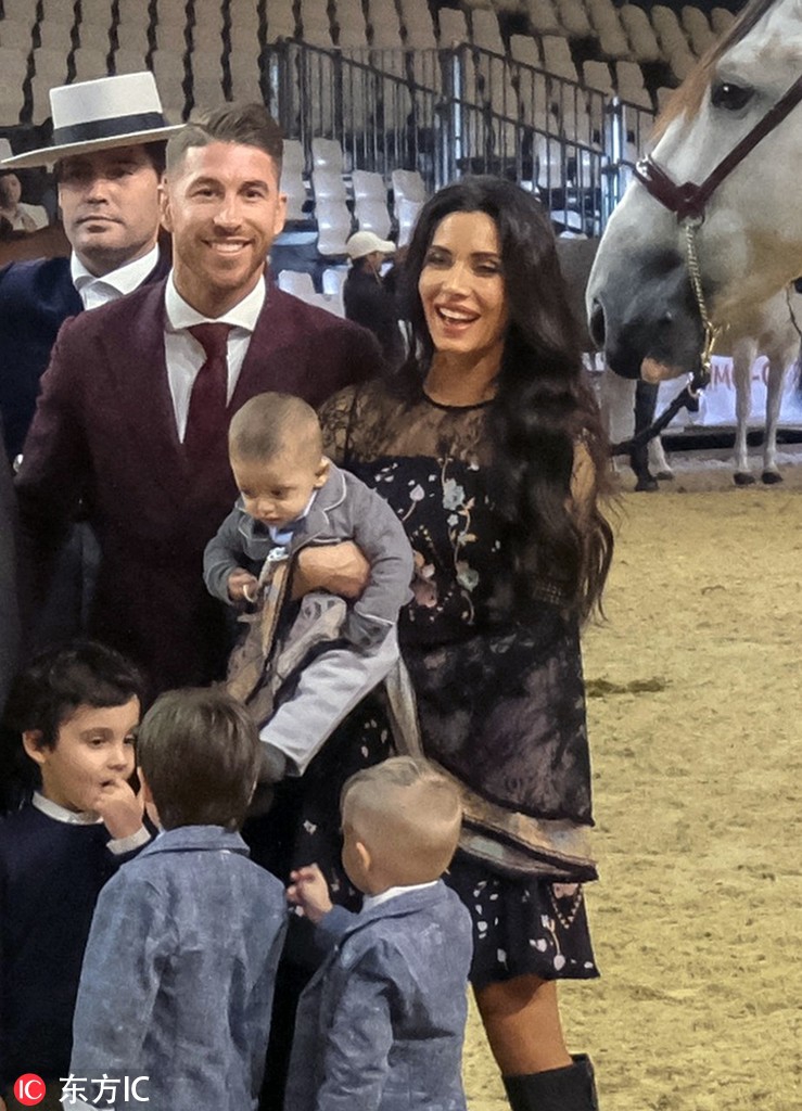 [花边社]拉莫斯携娇妻亮相马展