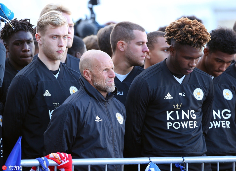 瓦尔迪等莱斯特球员悼念老板