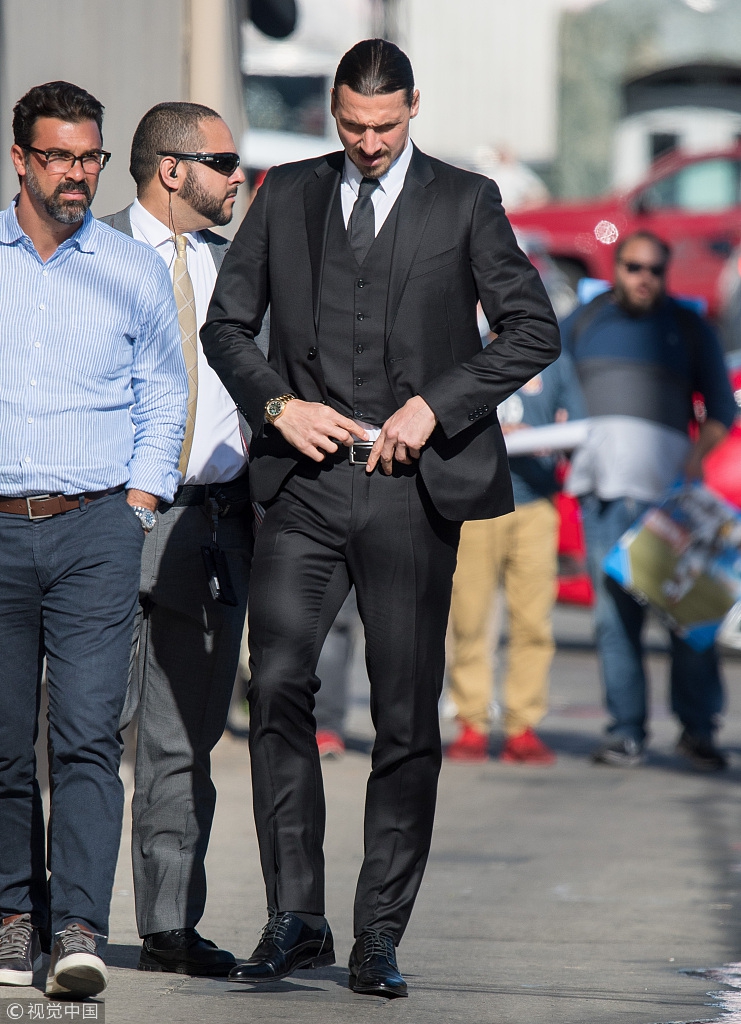 伊布霸气挥手西装加持气场强