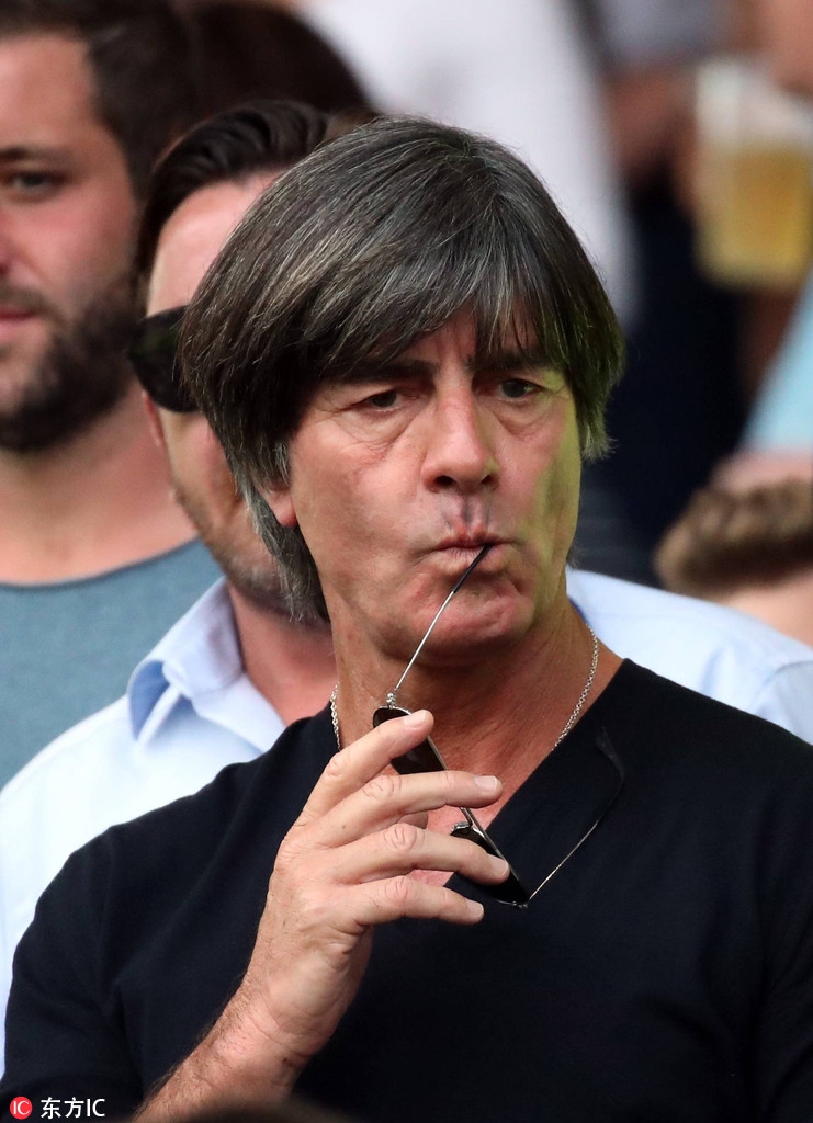 勒夫看台观战德甲 墨镜超酷