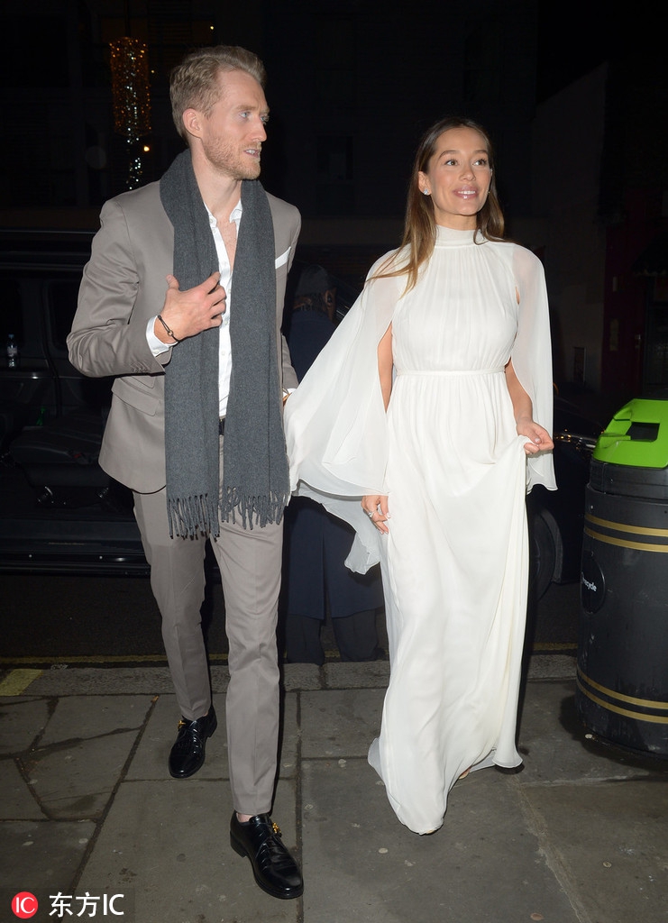 许尔勒携妻子亮相伦敦时装周