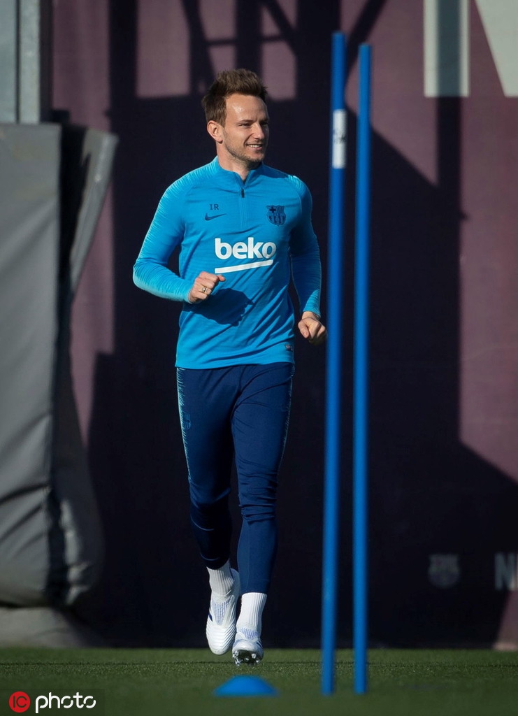 巴萨训练备战 梅西若有所思