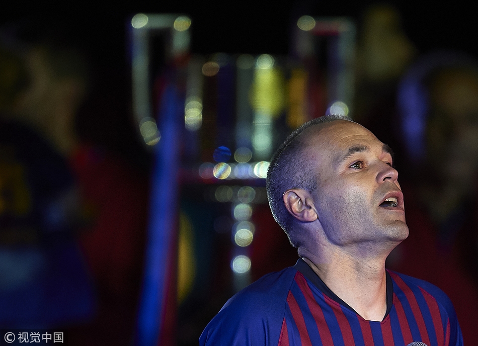 巴萨告别战伊涅斯塔深情泪别