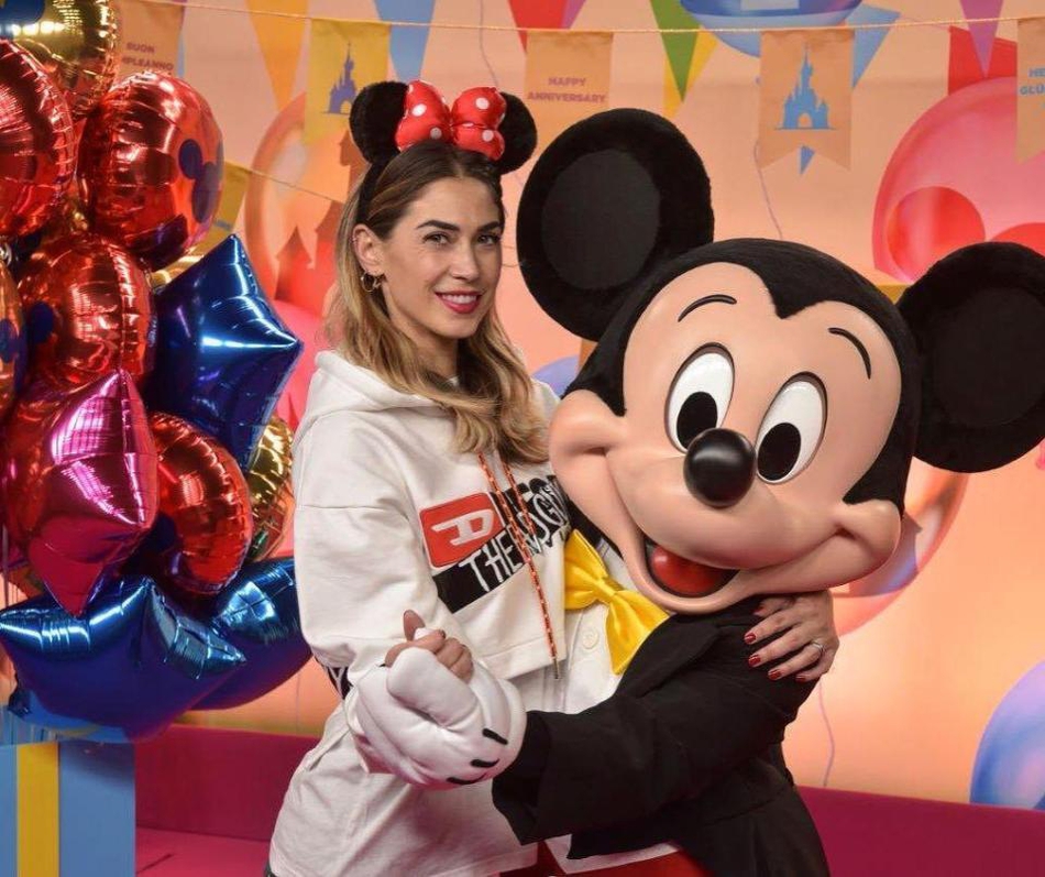 巴萨新援娇妻美艳私房照