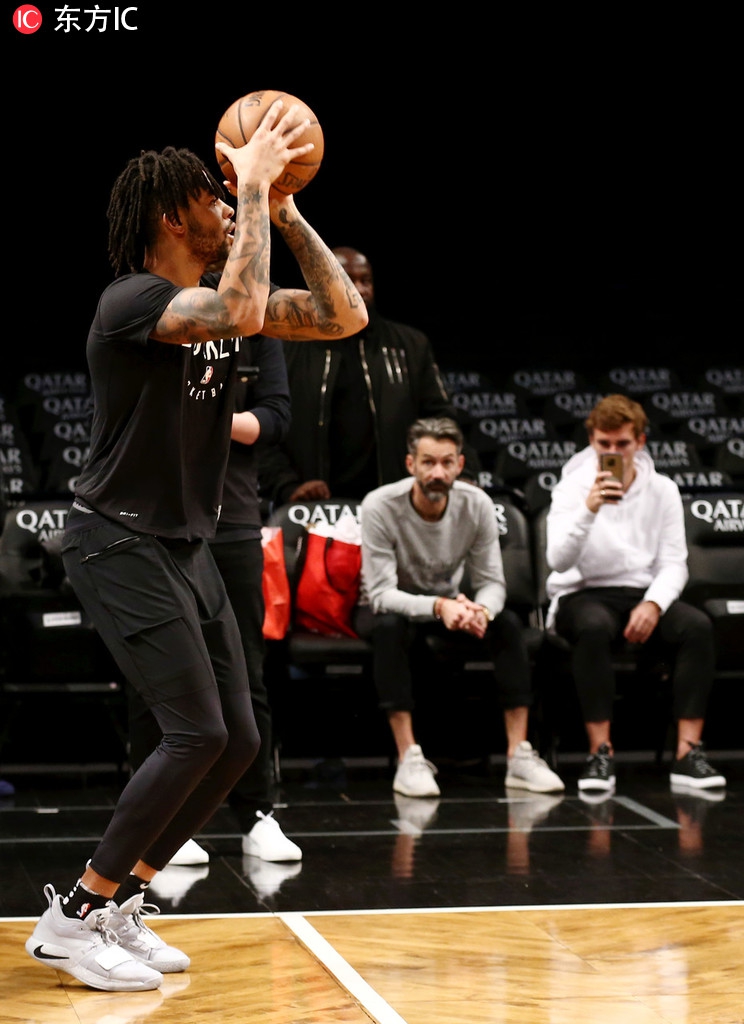 格列兹曼看NBA秀篮球技艺