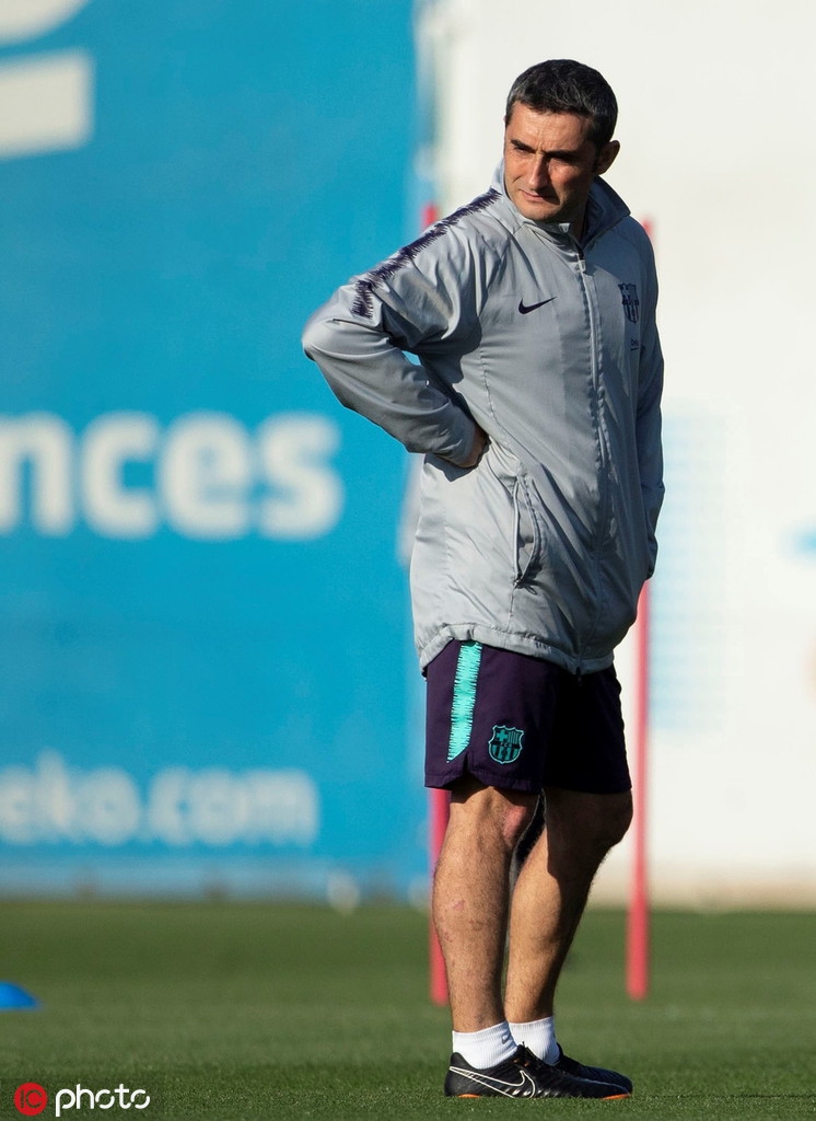 巴萨训练备战 梅西若有所思