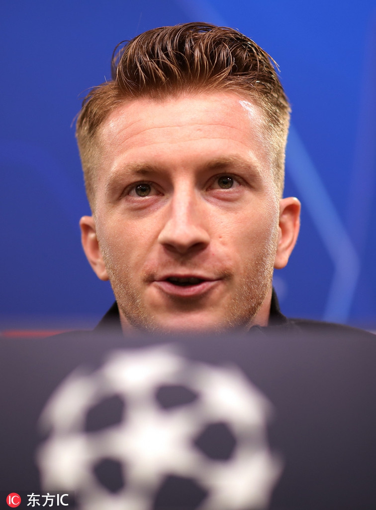 罗伊斯帅气出席发布会