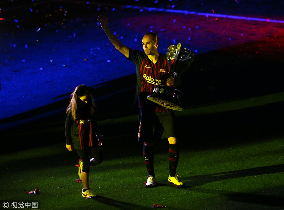 巴萨告别战伊涅斯塔深情泪别