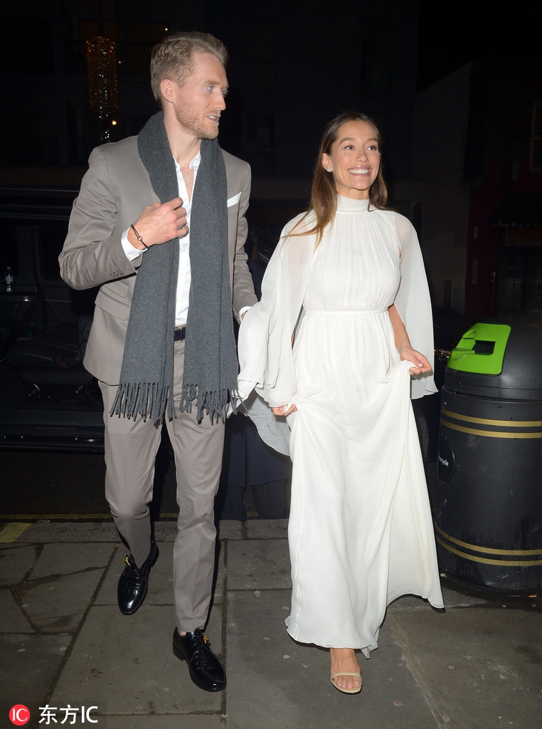 许尔勒携妻子亮相伦敦时装周