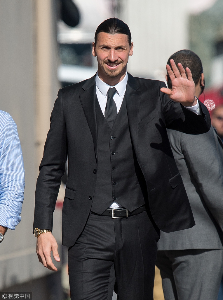 伊布霸气挥手西装加持气场强