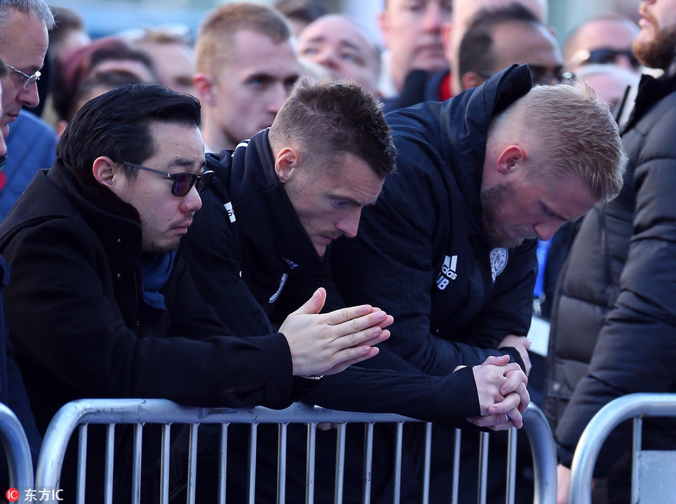 瓦尔迪等莱斯特球员悼念老板