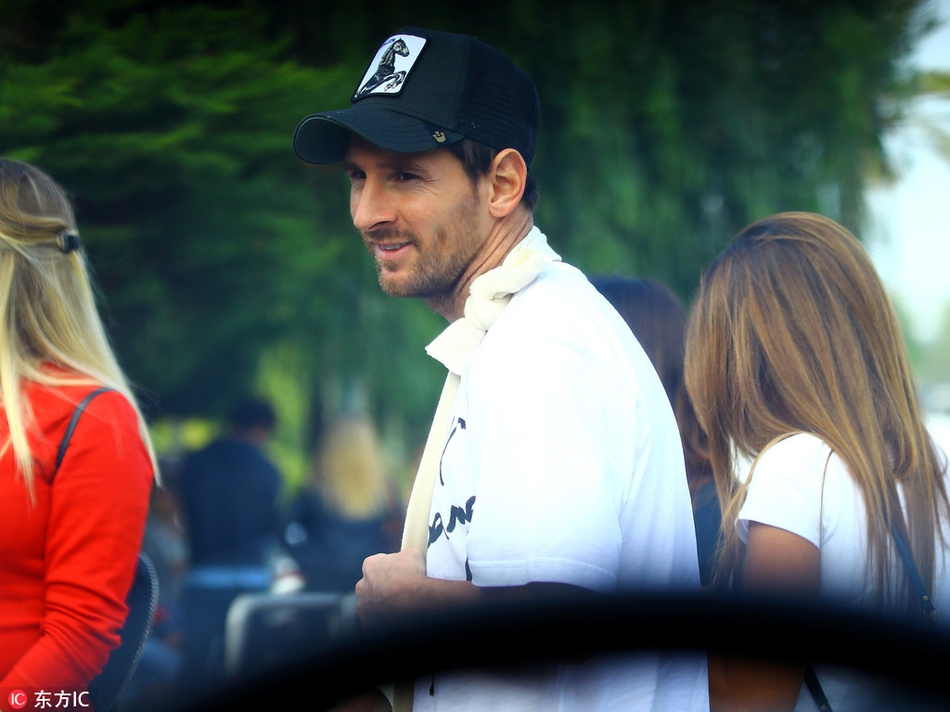 梅西伤后首次亮相 接孩子放学