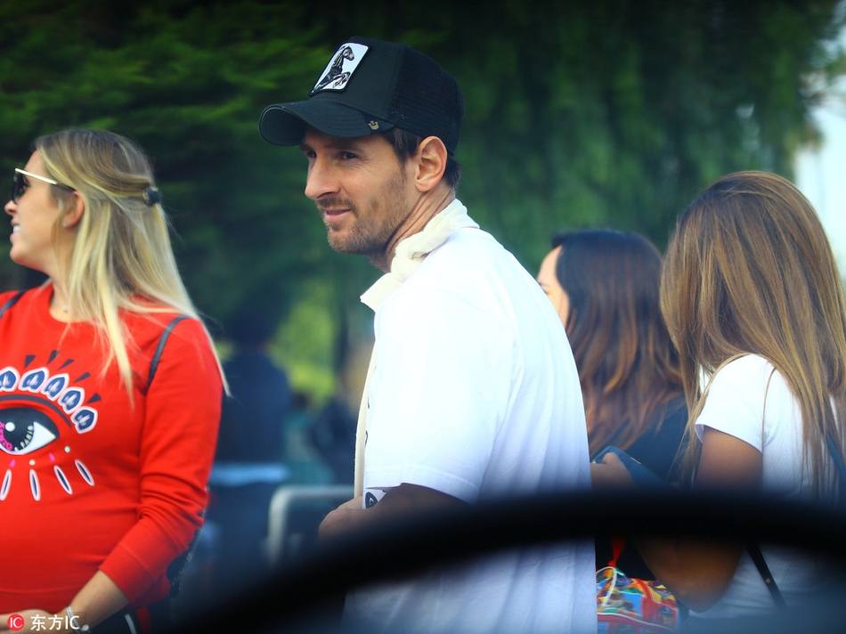 梅西伤后首次亮相 接孩子放学