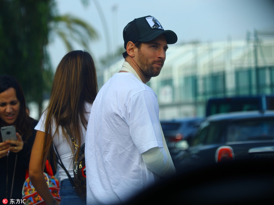 梅西伤后首次亮相 接孩子放学