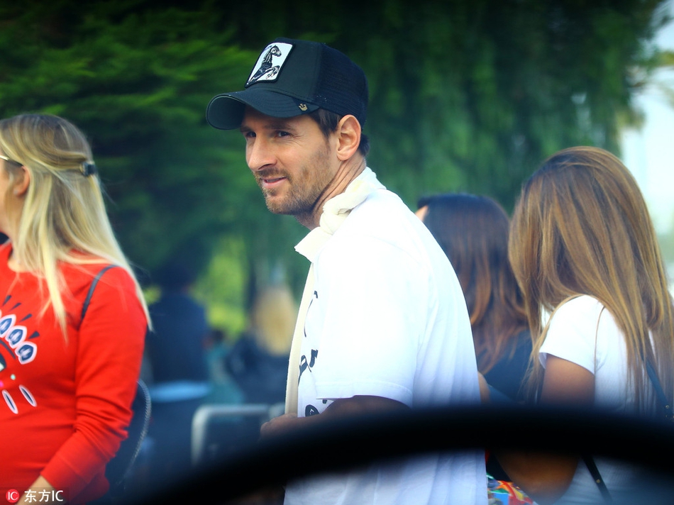 梅西伤后首次亮相 接孩子放学